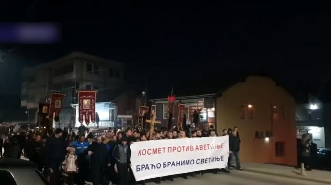 Pripadnik ruske vojne službe na protestu u Gračanici