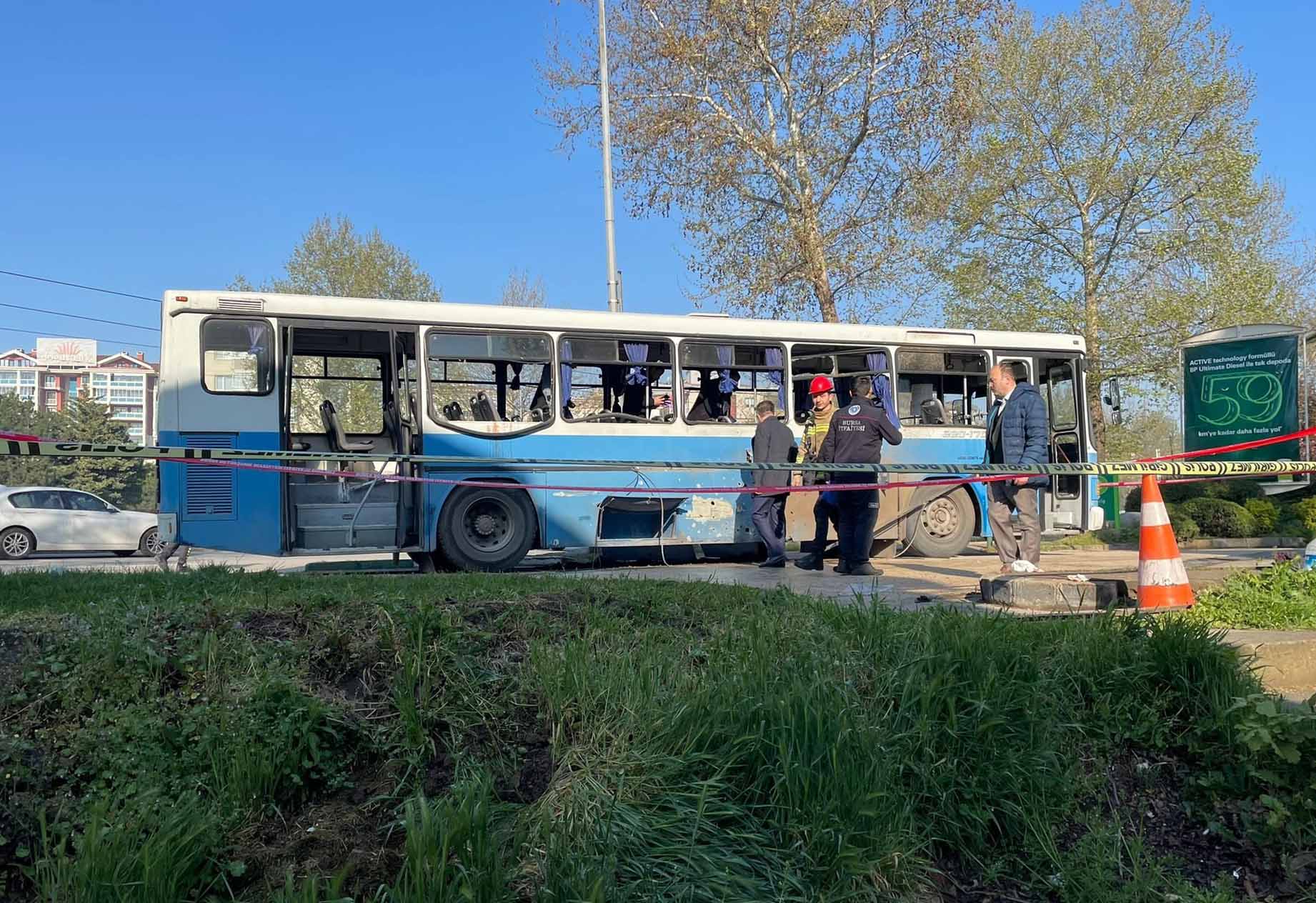 TERORISTIČKI NAPAD U TURSKOJ? Eksplodirao autobus pun zatvorskih čuvara, ima stradalih (VIDEO)